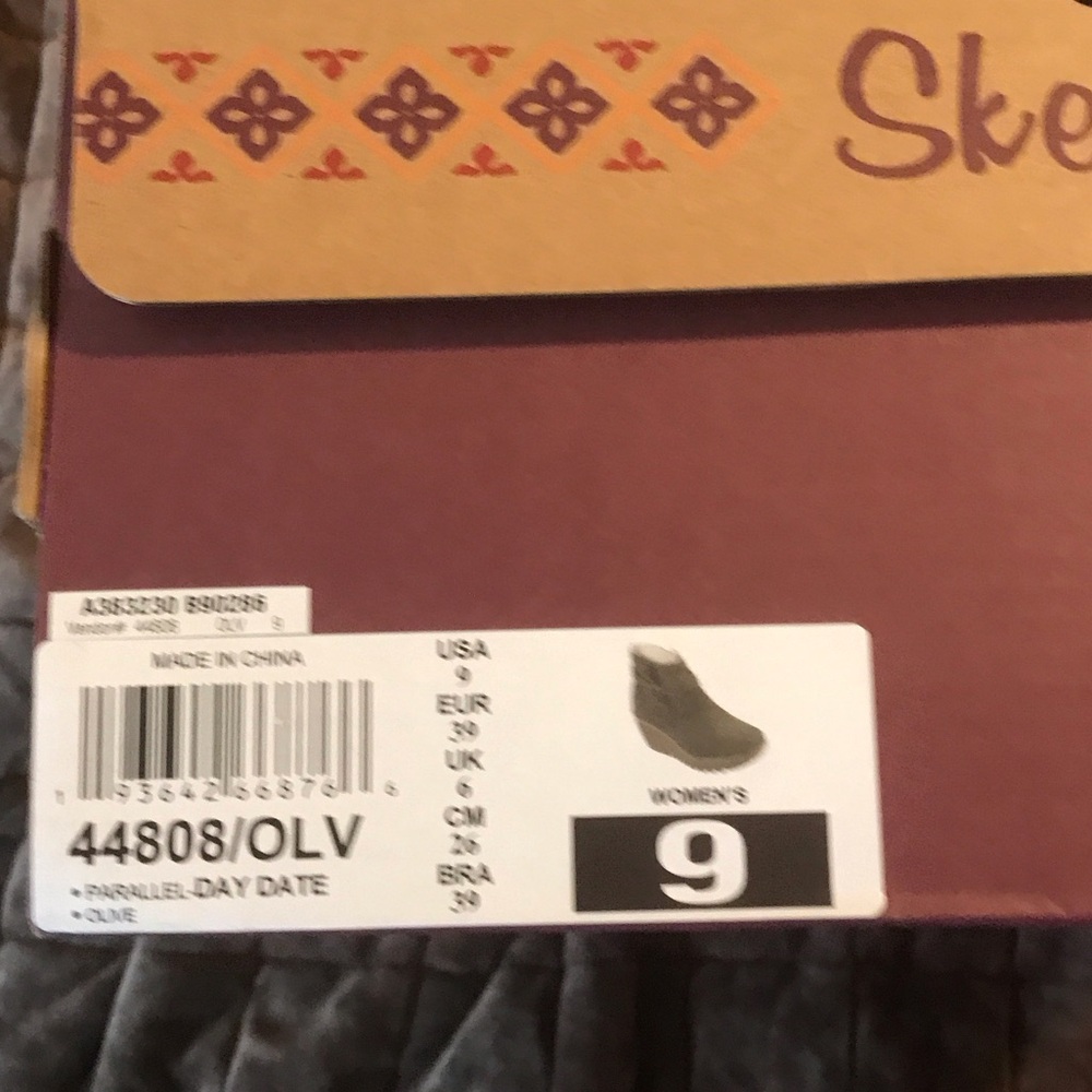 NEW ~ Skechers Women's Olive Wedge Boots - Picture 4 of 4